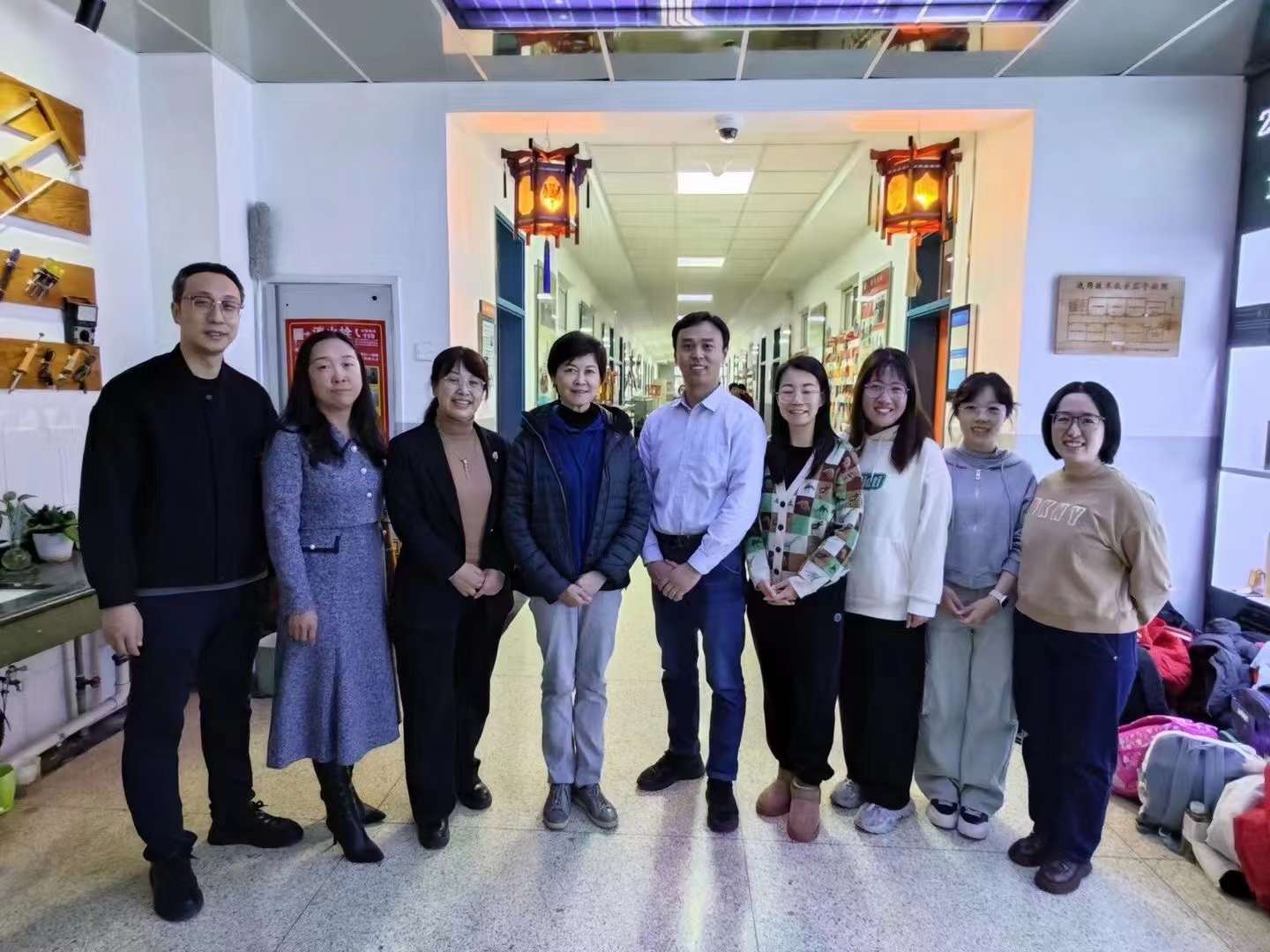 敬一丹與通用技術(shù)教研組合影 敬一丹與通用技術(shù)教研組合影