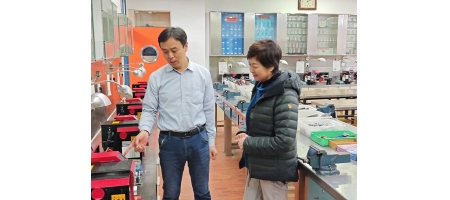 央視主持人敬一丹老師到北京師范大學附屬實驗中學參觀